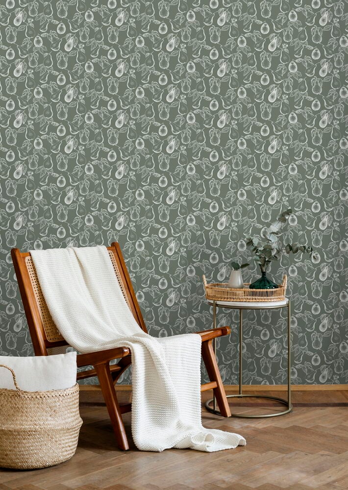 Grön tapet med vitt päronmönster och trästol.