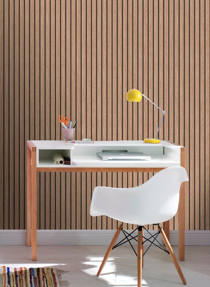 Brunt tapet med träpanelmönster bakom skrivbord och stol.