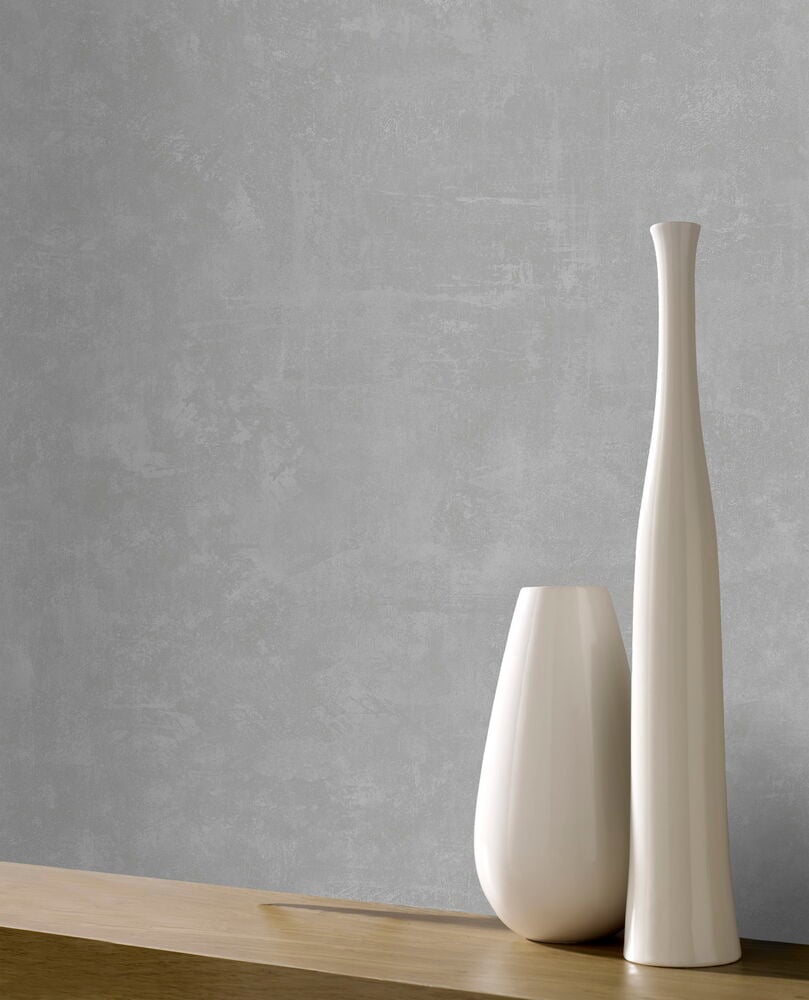 Mörkgrå tapet med kalkmålad effekt bakom vaser.