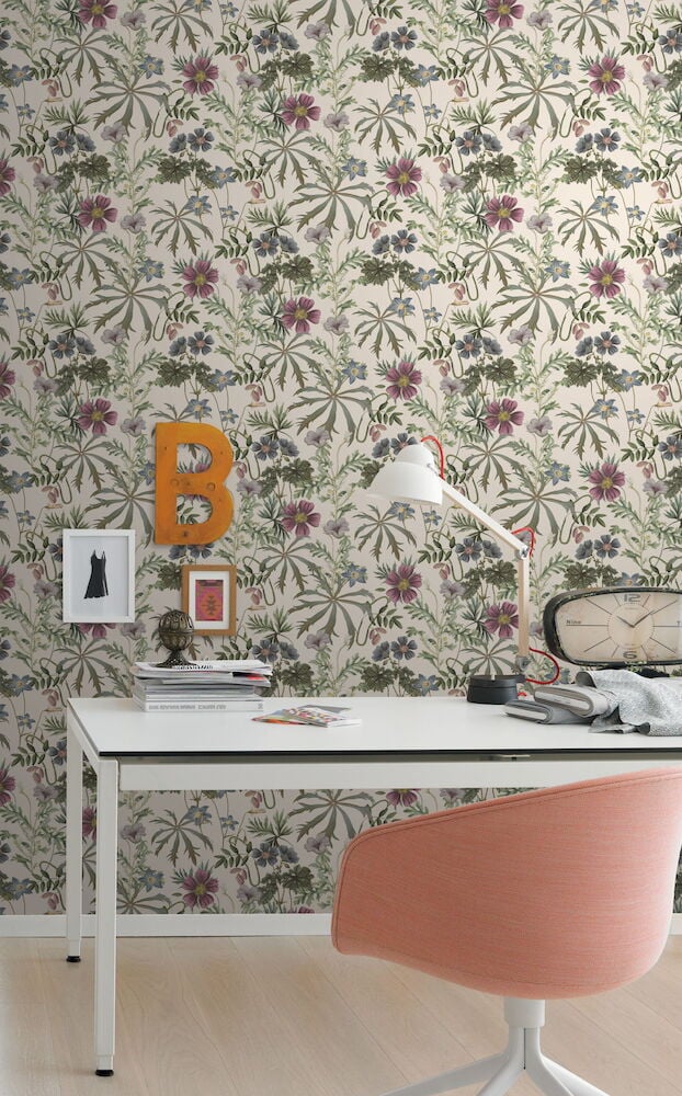 Botanisk tapet med monstera och palmer i offwhite.