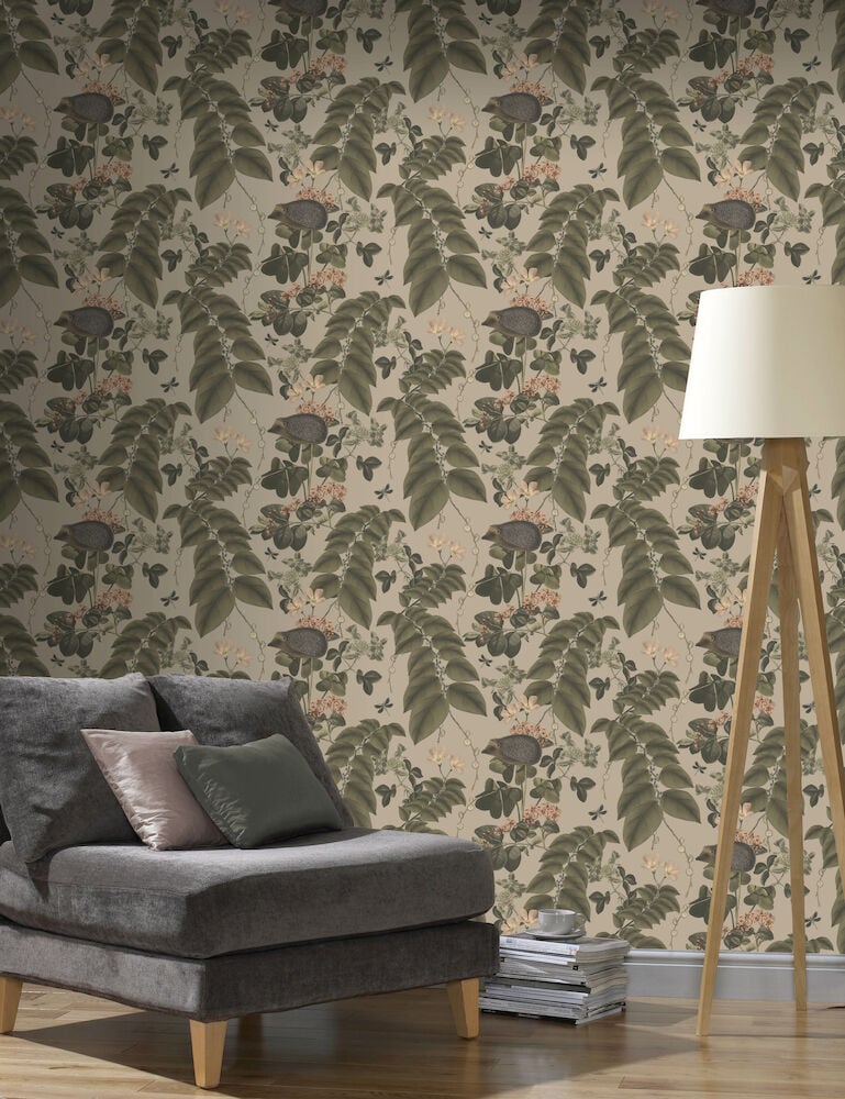 Beige tapet med igelkottsmönster bakom soffa och golvlampa.