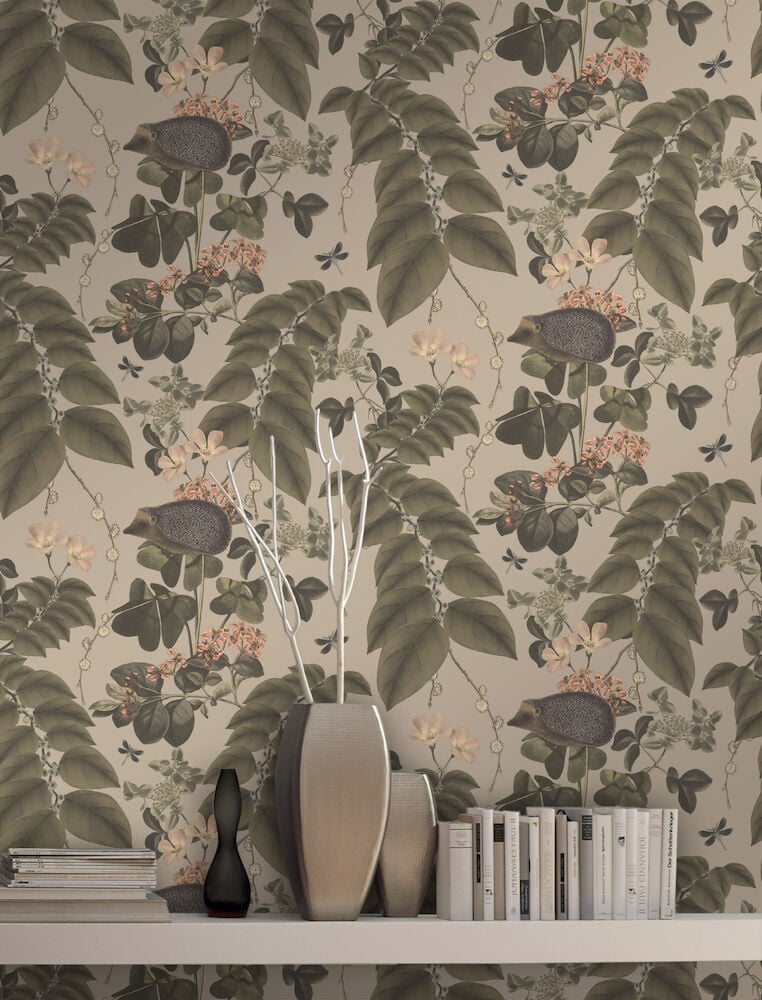 Beige tapet med igelkottar och gröna blad.
