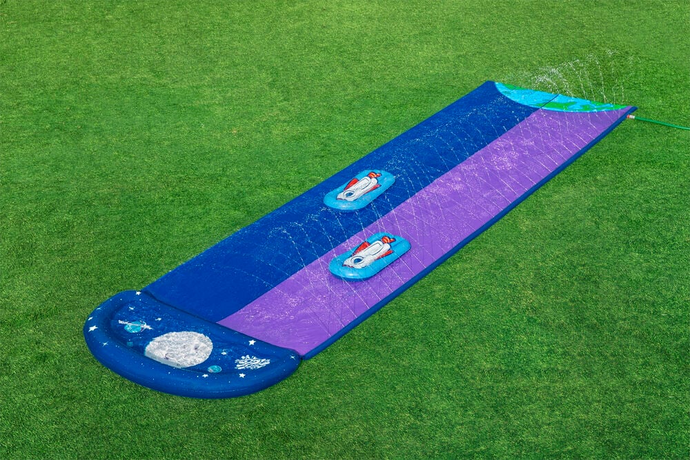 Färgglad vattenglidbana med två banor och surfbrädor.