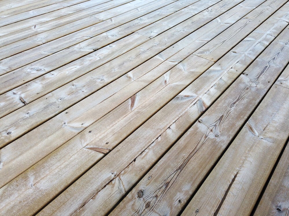 Nybehandlad altan med jämn silvergrå träyta.