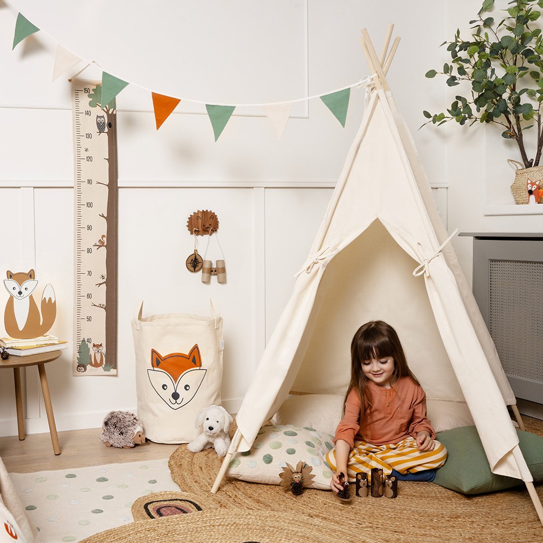 Barn leker i ett lektält i ett lekfullt inrett rum med djurtema.